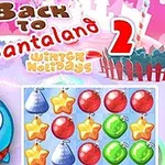ピンクと白の背景に、サンタの帽子をかぶった青いキャラクターと星やオーナメントが並べられたパズルの要素。
