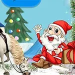 サンタクロースの格好をしたキャラクターがプレゼントの箱に座り、馬の隣で手を振り、クリスマスツリーが背景にある冬のシーン。