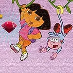 木のツルにぶら下がる2人の子供とサルのキャラクターがピンクの背景に描かれています。