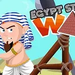 男性キャラクターが石でできた武器のそばに立ち、背景にピラミッドと砂漠があるイラスト。