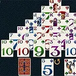 ピラミッド型に並べられたカラフルな数字と絵柄のトランプカード。