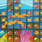カラフルな魚たちがグリッド内に並んでいる水中のゲーム画面。