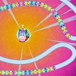 カラフルな玉が連なった道に囲まれた中央に笑顔のキャラクターがいる明るい背景の画像。