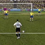サッカー場で背番号10の選手がペナルティキックを準備する様子。