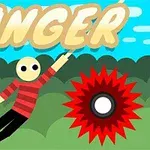 赤と黒の縞模様の服を着たキャラクターが、背景の緑色の森の上でロープにぶら下がっている様子と、大きな赤いのこぎり。