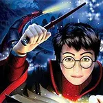 黒い髪と丸い眼鏡をかけた人物が魔法の杖を持ち、ふくろうと一緒に飛んでいる背景が描かれたイラスト。