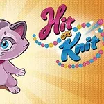 ピンクの猫が毛糸の玉を持っており、背景にカラフルなロゴがあるイラスト。