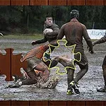 泥だらけのグラウンドでラグビー選手たちがプレーしている途中、ジグソーパズルのピースが割り込んでいる場面。