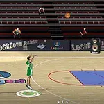 バスケットボールコートで緑のユニフォームを着た選手がシュートを放つシーン。
