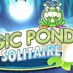 カラフルな文字で「MAGIC POND SOLITAIRE」と書かれたタイトルロゴと、笑顔の魔法のカエルが描かれたデザイン。