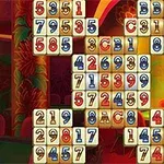カラフルな数字とアルファベットが描かれたタイルが重なり合った背景に並べられている画像。