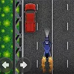 一本道の道路で赤い車を追いかける青いバイク。