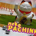 招き猫のフィギュアが緑の台座に置かれ、周囲に小さなボールと「neko PACHINKO」という文字があります。