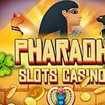 エジプト風のデザインで、ピラミッド、ファラオ、2匹の猫、そして緑の四葉のクローバーや金貨の描かれたカジノの宣伝グラフィック。