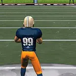 アメリカンフットボールのフィールドで背番号99の選手が立っている。