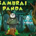 森の中で切り株の上に立つ侍の服を着たパンダ。