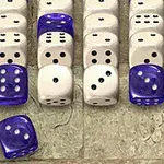 青いダイスと白いダイスが縦に整然と並んでいる画像。