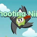 青空の背景に、緑の忍者キャラクターが手裏剣を持って飛んでいるイラスト。