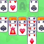 緑色の背景に、一部裏向きの赤と黒のマークのカードが並んでいる。