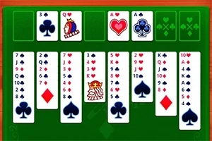 緑の背景に並んだトランプカードの列。