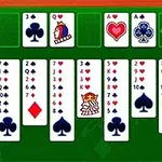緑の背景に並んだトランプカードの列。