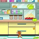 キッチンのカウンタートップと棚があり、茶色のネズミが黄色いチーズに向かっている。