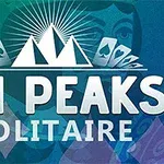 青と緑の背景に白い文字で「TRI PEAKS SOLITAIRE」と書かれ、上部に三つの山のロゴとトランプのスートが描かれている画像。