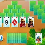 背景に緑のカードの山があり、手前に数字やキャラクターの描かれたカードが並んでいる。