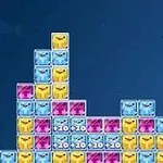 青、黄、紫のブロックが積み上げられた画面で、各ブロックには顔が描かれている。