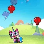 カラフルなユニコーンのキャラクターが緑の丘の上に立ち、空には顔のついた雲や赤いドクロの風船が浮かんでいる。