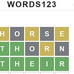 単語 HORSE, THORN, THEIR が異なる色の背景で表示されているグリッド。